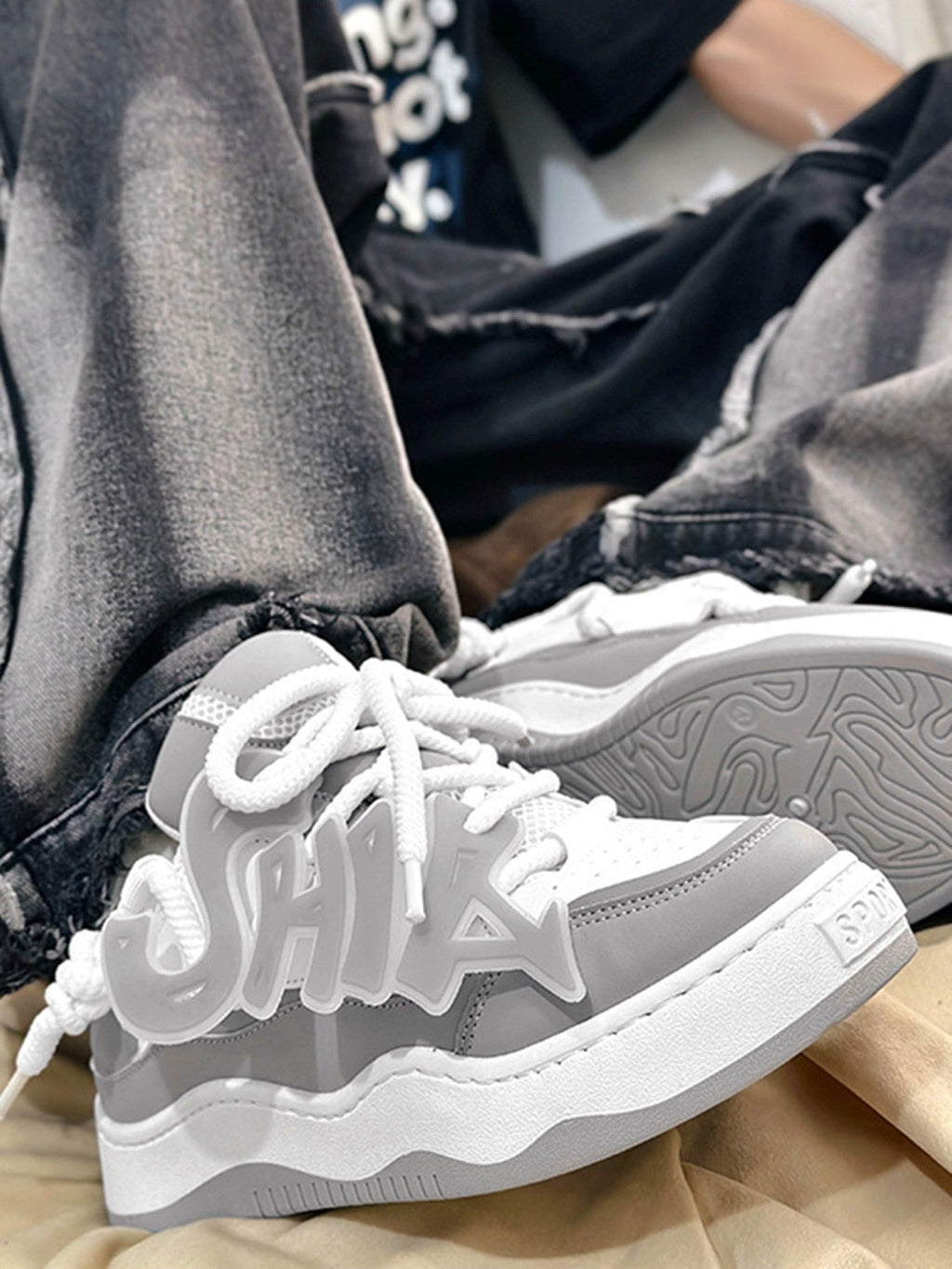 VERSATILE HIGH SNEAKERS IN GRAY AND BLACK FOR EVERYDAY WEAR