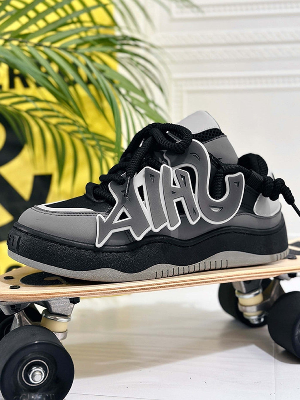 VERSATILE HIGH SNEAKERS IN GRAY AND BLACK FOR EVERYDAY WEAR