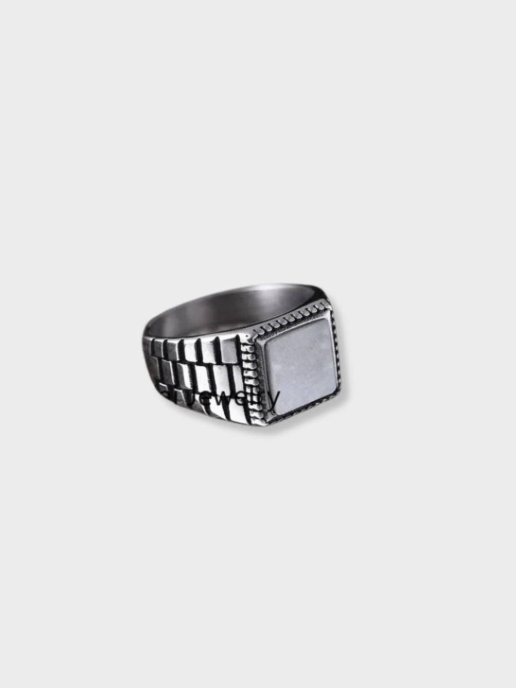VINTAGE SILVER ONYX RING WITH SQUARE FACE DESIGN