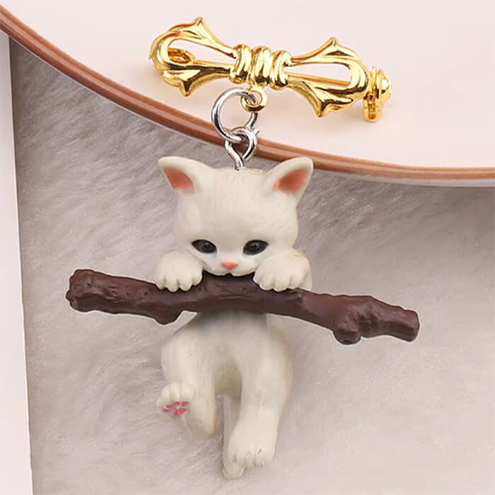 WHITE KITTY BROOCH WITH GOLD BOW