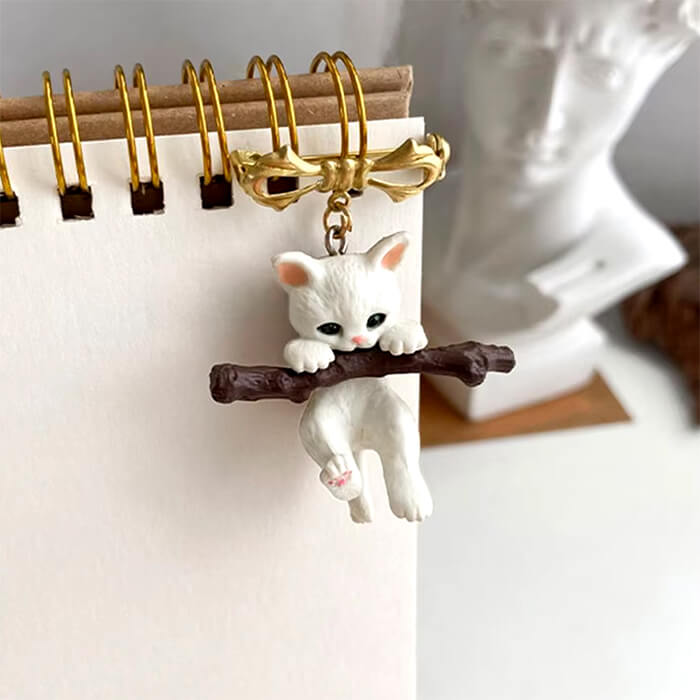 WHITE KITTY BROOCH WITH GOLD BOW