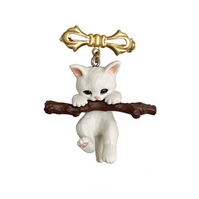 WHITE KITTY BROOCH WITH GOLD BOW