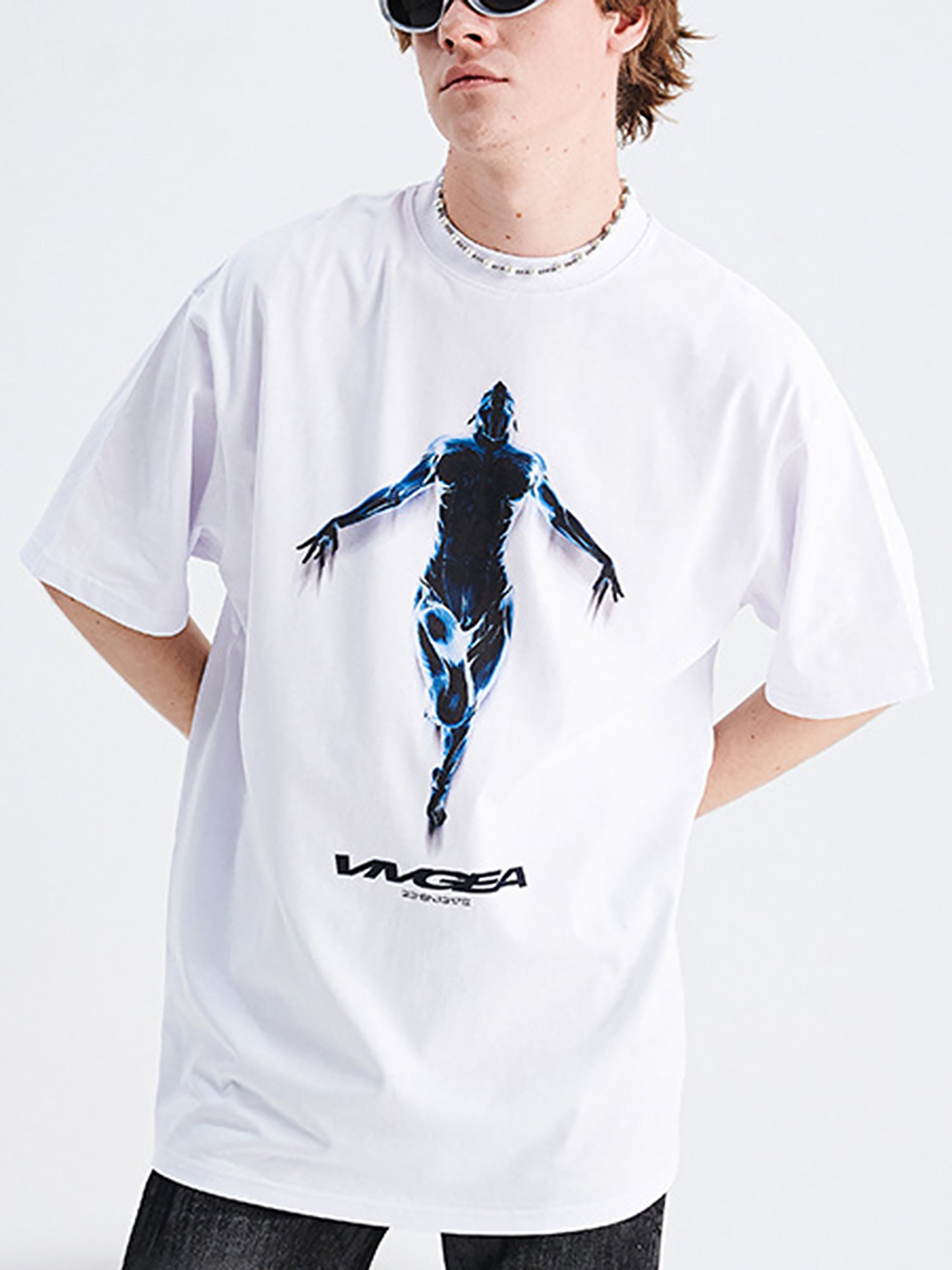 WHITE T-SHIRT WITH FIGURE GRAPHIC METAL SILHOUETTE LOOSE DESIGN