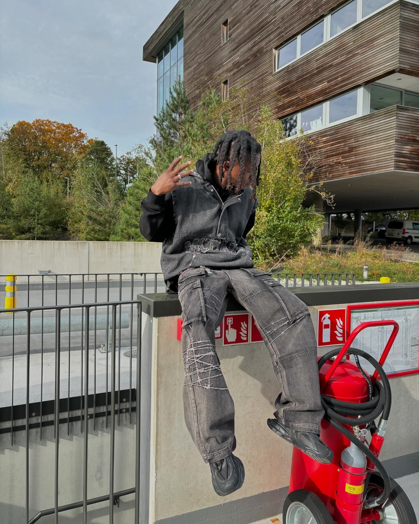 WIDE-LEG CARGO JEANS BLACK MID WAIST WIDE FIT