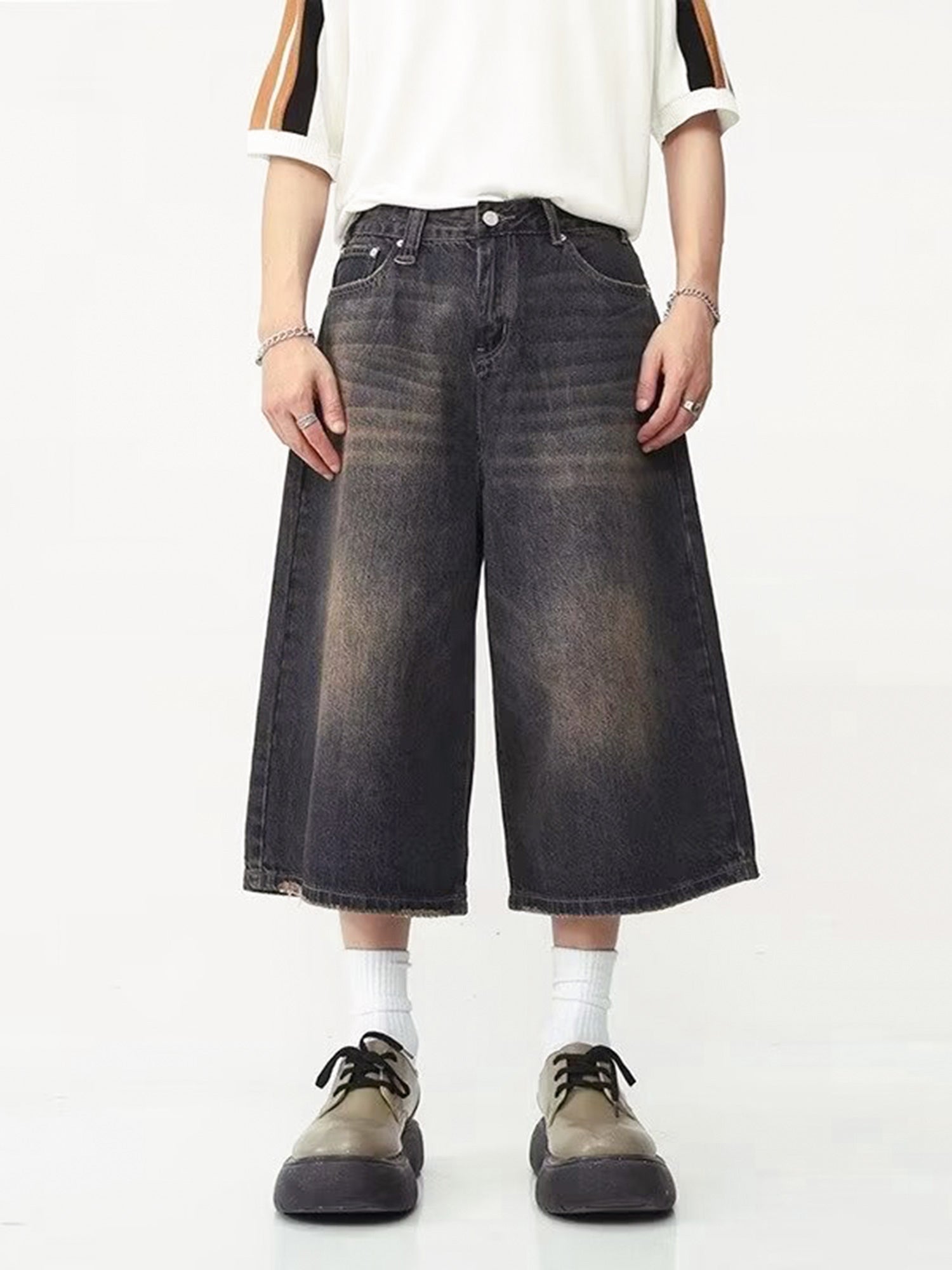 WIDE-LEG DENIM SHORTS WITH MID WAIST DESIGN