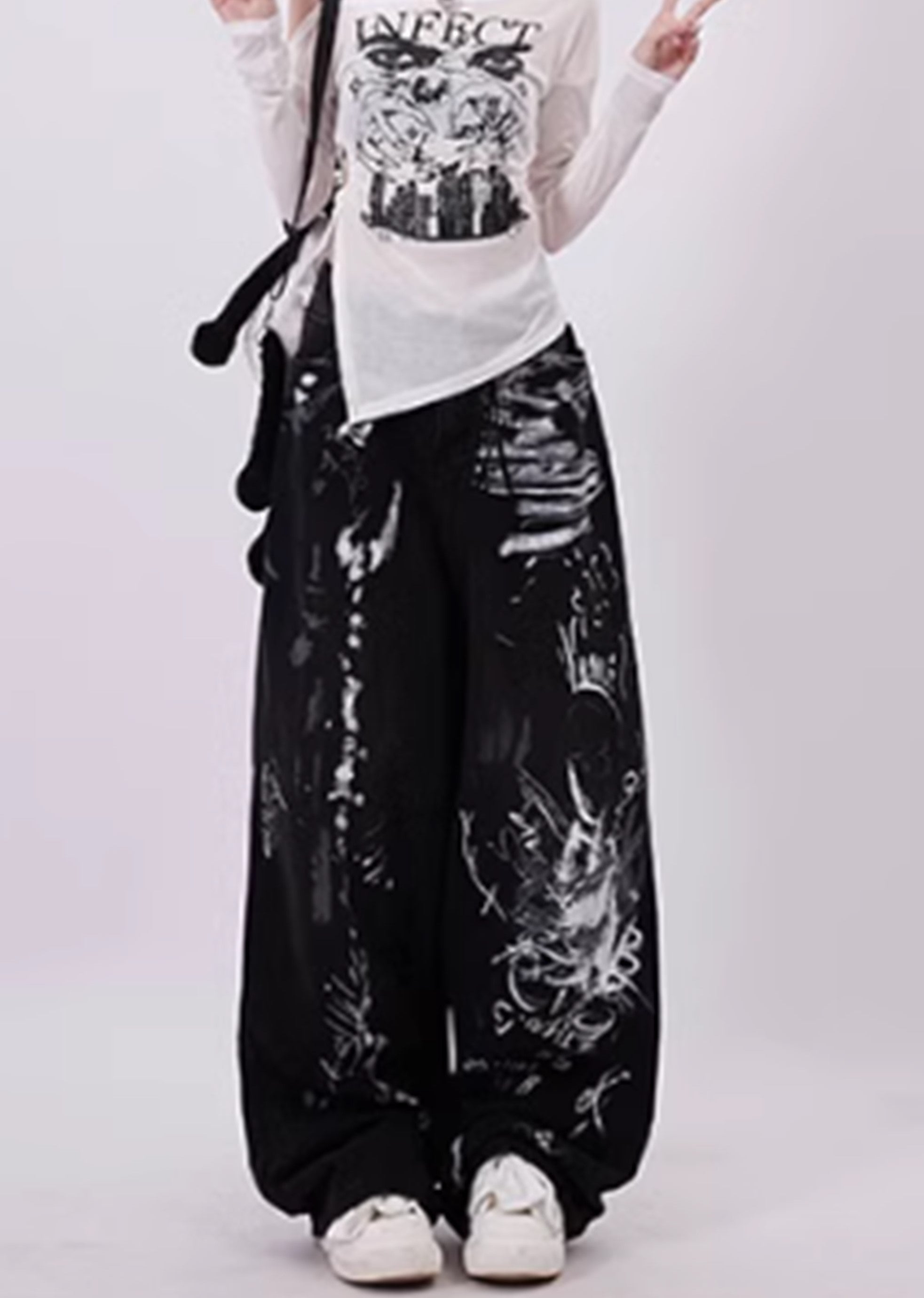WIDE-LEG GRAFFITI JEANS WITH GRUNGE GRAFFITI PRINT
