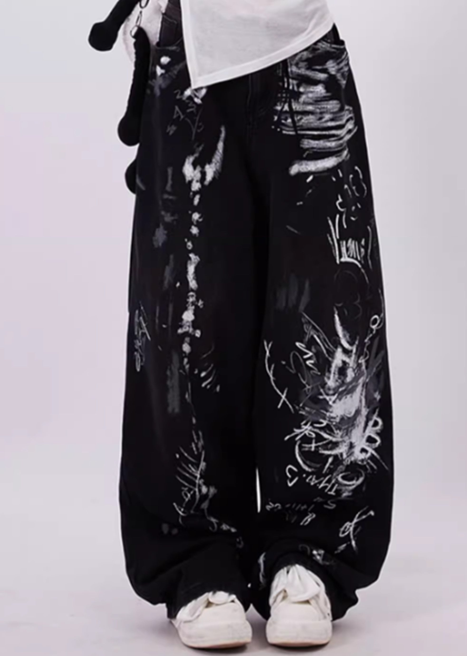 WIDE-LEG GRAFFITI JEANS WITH GRUNGE GRAFFITI PRINT