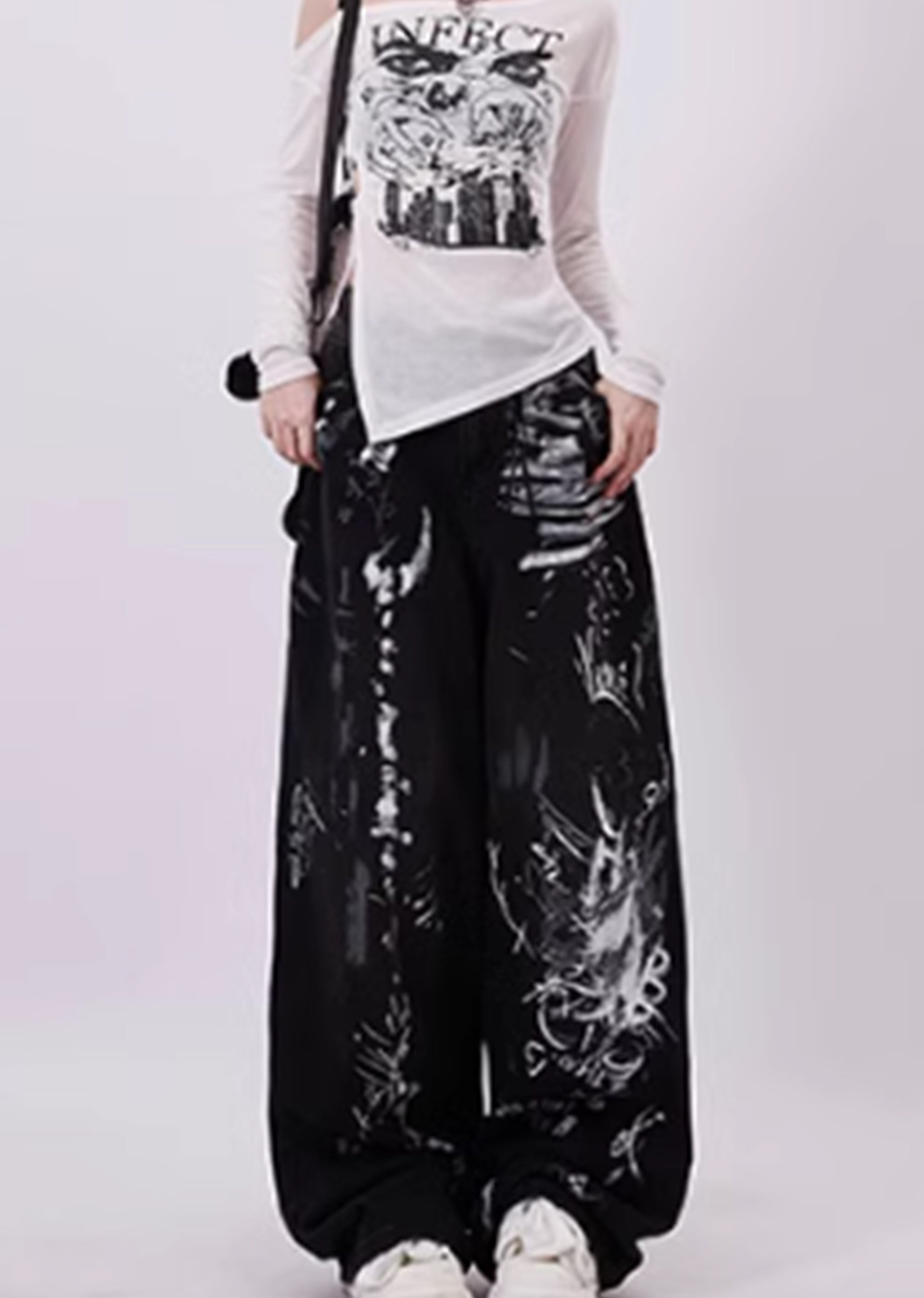 WIDE-LEG GRAFFITI JEANS WITH GRUNGE GRAFFITI PRINT