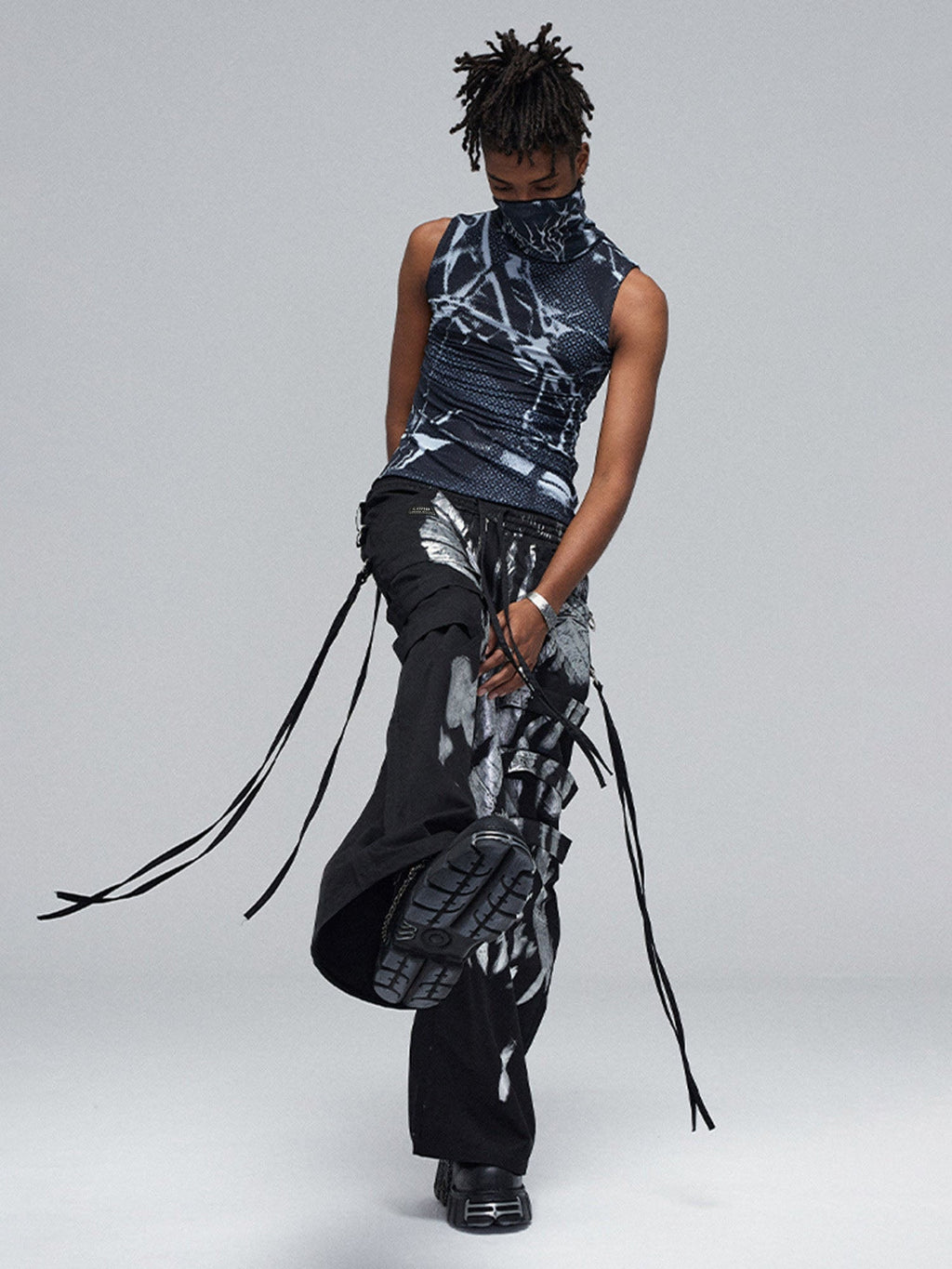 WIDE-LEG PANTS WITH SILVER ABSTRACT DESIGN AND BRUSHED SILVER RIBBON