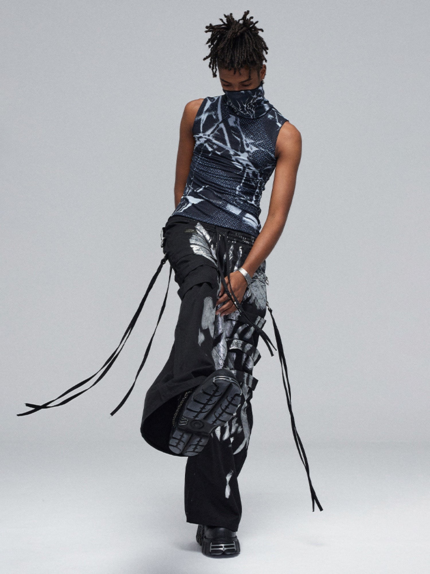 WIDE-LEG PANTS WITH SILVER ABSTRACT DESIGN AND BRUSHED SILVER RIBBON