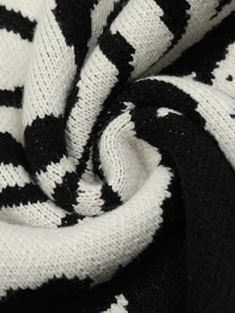 CREAM SWEATER WITH BLACK ABSTRACT DESIGN