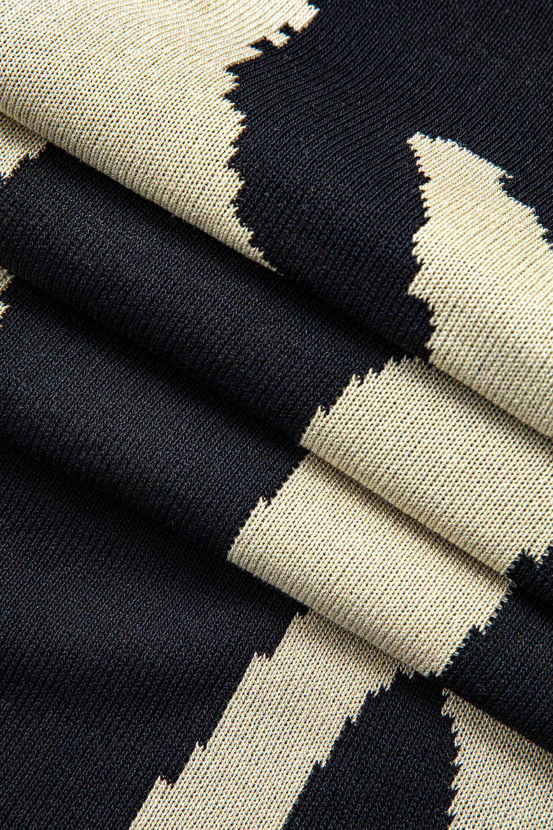 ZEBRA-STRIPED KNIT DRESS WITH STYLISH ACRYLIC DESIGN